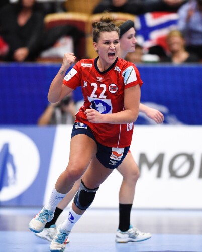 DYKTIG: Her er Amanda Kurtovic avbildet etter at hun scoret et mål i kampen mellom Danmark og Norge i 2016. Foto: NTB Scanpix DYKTIG: Her er Amanda Kurtovic avbildet etter at hun scoret et mål i kampen mellom Danmark og Norge i 2016. Foto: NTB Scanpix